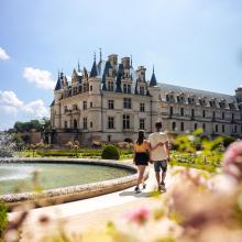 Couple devant le château de Chenonceau, Val de Loire.