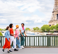 Groupe d'amis tour Eiffel pont