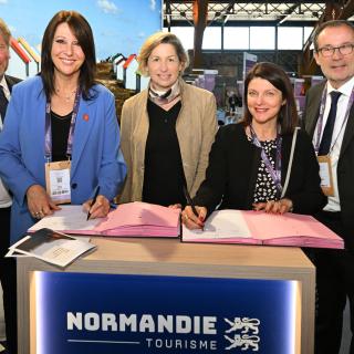 Signature du contrat cadre Normandie signature
