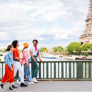 Groupe d'amis tour Eiffel pont
